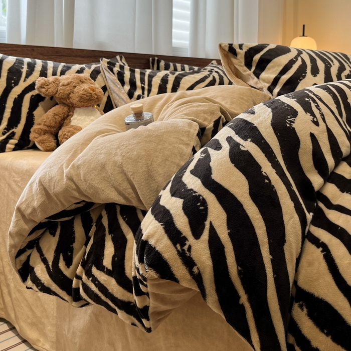 91家纺网 家纺一手货源 找家纺 桃子家居 2025新款A类ins简约奢尚渐变复古格子加厚牛奶绒四件套 绒-斑马纹