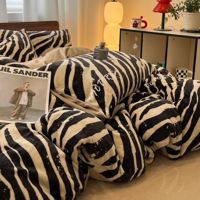 91家纺网 家纺一手货源 找家纺 桃子家居 2025新款A类ins简约奢尚渐变复古格子加厚牛奶绒四件套 绒-斑马纹