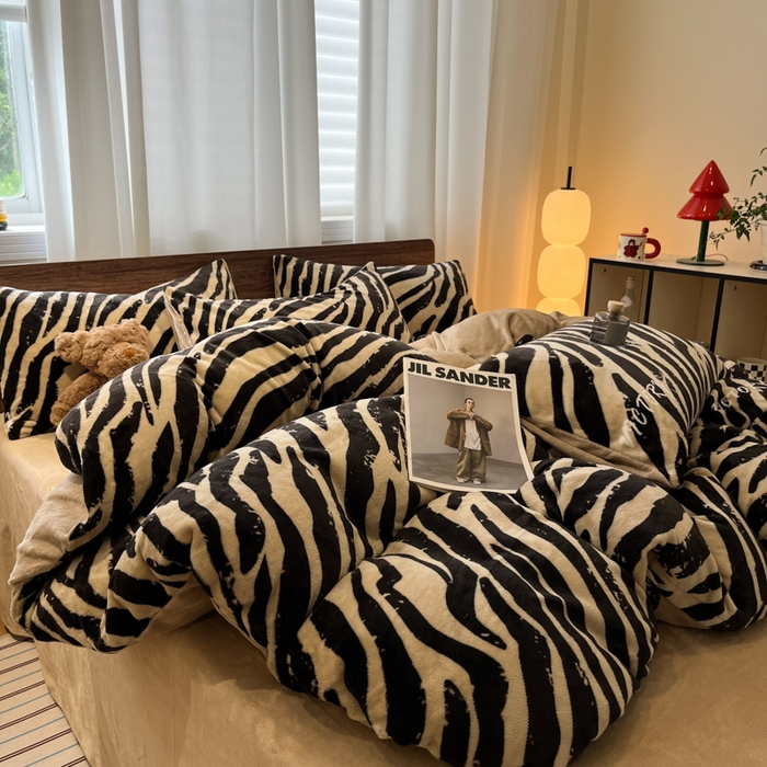 91家纺网 家纺一手货源 找家纺 桃子家居 2025新款A类ins简约奢尚渐变复古格子加厚牛奶绒四件套 绒-斑马纹