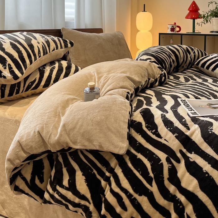 91家纺网 家纺一手货源 找家纺 桃子家居 2025新款A类ins简约奢尚渐变复古格子加厚牛奶绒四件套 绒-斑马纹