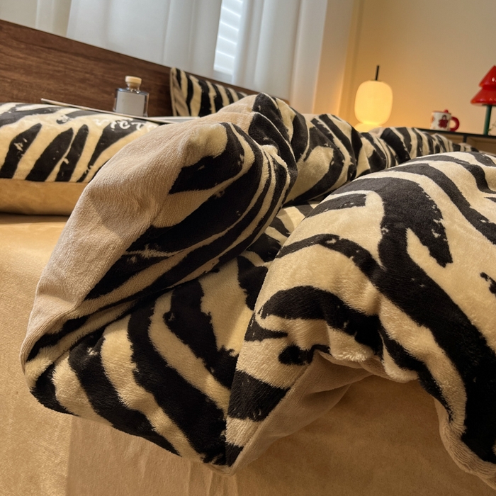 91家纺网 家纺一手货源 找家纺 桃子家居 2025新款A类ins简约奢尚渐变复古格子加厚牛奶绒四件套 绒-斑马纹