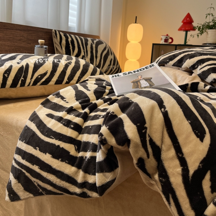 91家纺网 家纺一手货源 找家纺 桃子家居 2025新款A类ins简约奢尚渐变复古格子加厚牛奶绒四件套 绒-斑马纹