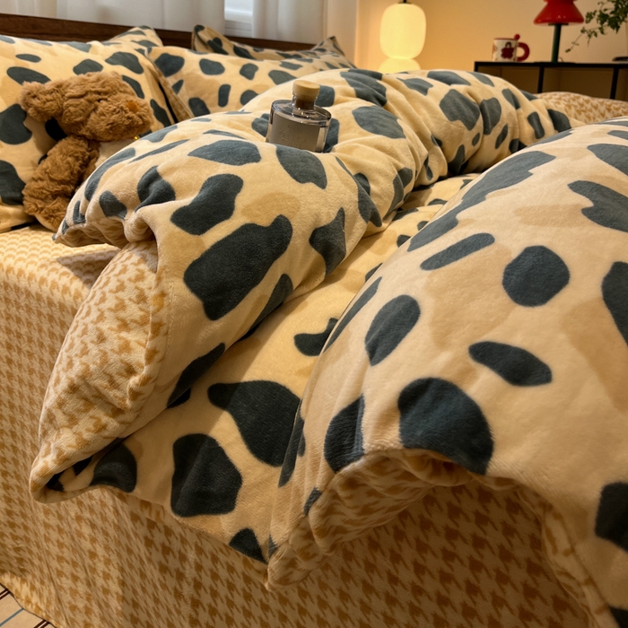 91家纺网 家纺一手货源 找家纺 桃子家居 2025新款A类ins简约奢尚渐变复古格子加厚牛奶绒四件套 绒-豹点点绿咖