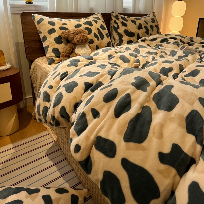 91家纺网 家纺一手货源 找家纺 桃子家居 2025新款A类ins简约奢尚渐变复古格子加厚牛奶绒四件套 绒-豹点点绿咖