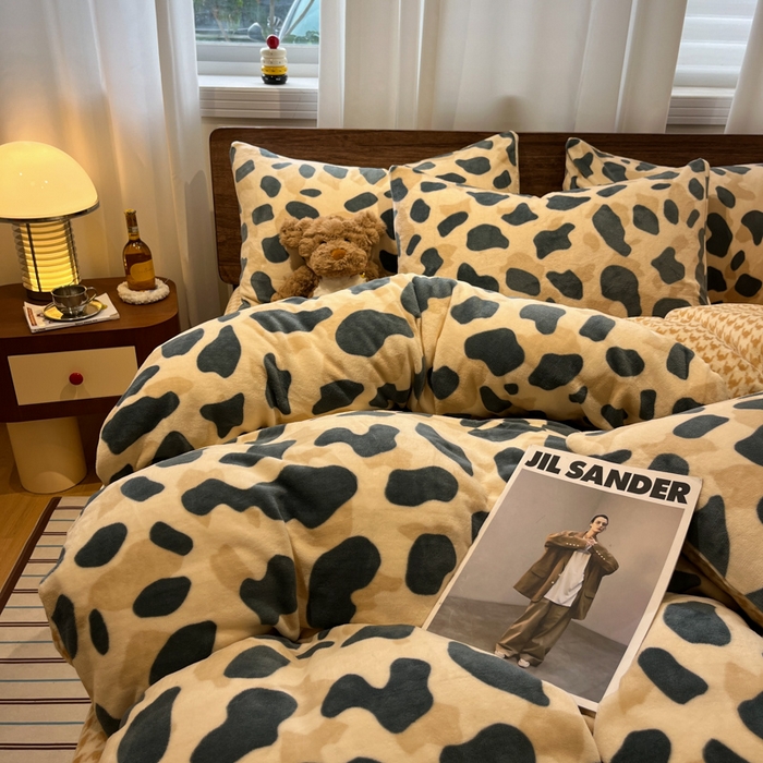 91家纺网 家纺一手货源 找家纺 桃子家居 2025新款A类ins简约奢尚渐变复古格子加厚牛奶绒四件套 绒-豹点点绿咖