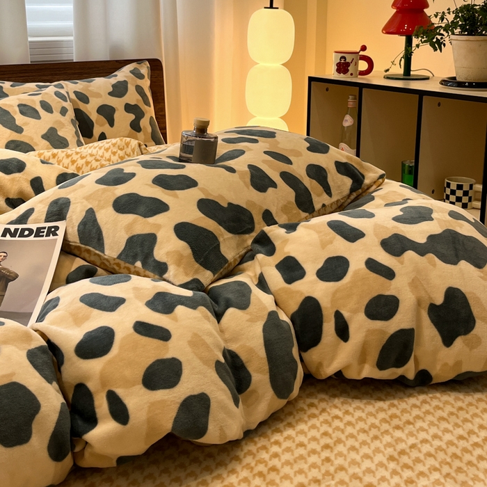 91家纺网 家纺一手货源 找家纺 桃子家居 2025新款A类ins简约奢尚渐变复古格子加厚牛奶绒四件套 绒-豹点点绿咖