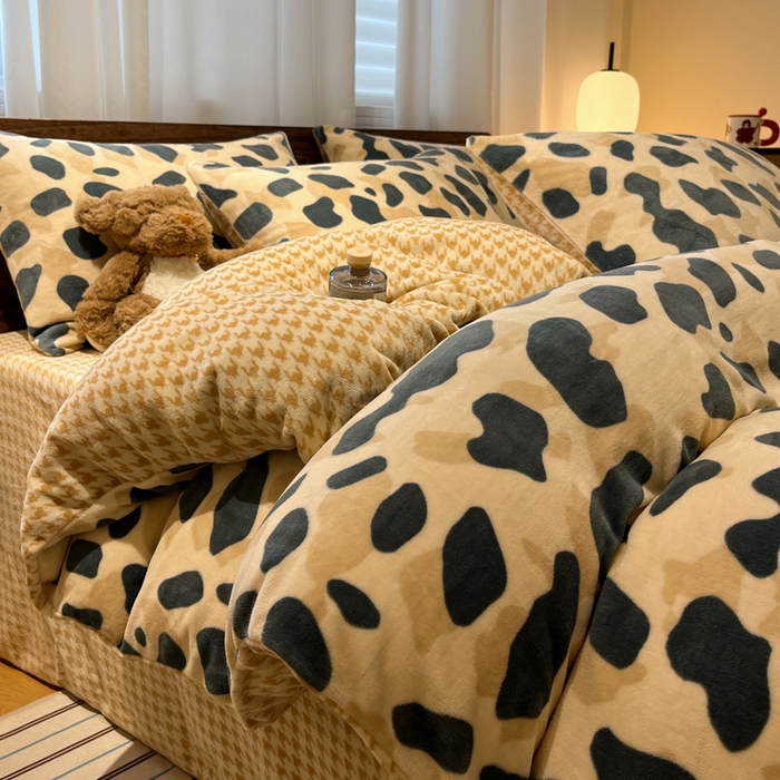 91家纺网 家纺一手货源 找家纺 桃子家居 2025新款A类ins简约奢尚渐变复古格子加厚牛奶绒四件套 绒-豹点点绿咖