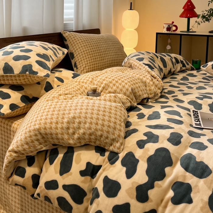 91家纺网 家纺一手货源 找家纺 桃子家居 2025新款A类ins简约奢尚渐变复古格子加厚牛奶绒四件套 绒-豹点点绿咖