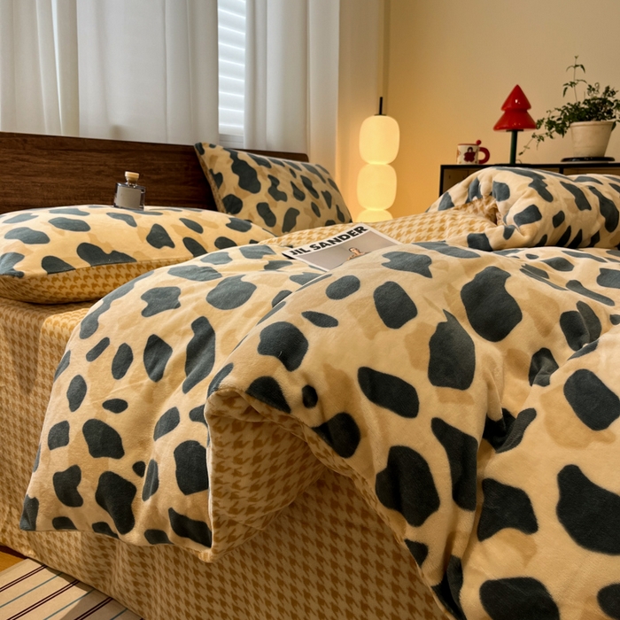 91家纺网 家纺一手货源 找家纺 桃子家居 2025新款A类ins简约奢尚渐变复古格子加厚牛奶绒四件套 绒-豹点点绿咖