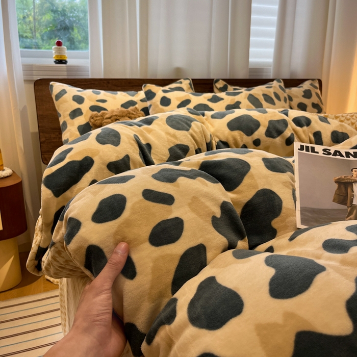 91家纺网 家纺一手货源 找家纺 桃子家居 2025新款A类ins简约奢尚渐变复古格子加厚牛奶绒四件套 绒-豹点点绿咖