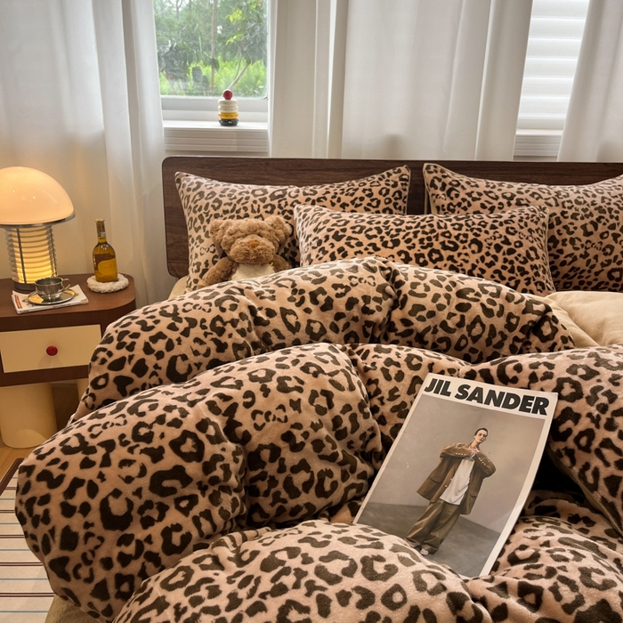 91家纺网 家纺一手货源 找家纺 桃子家居 2025新款A类ins简约奢尚渐变复古格子加厚牛奶绒四件套 绒-豹纹咖