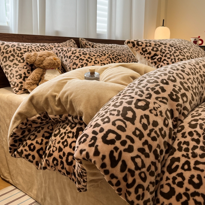 91家纺网 家纺一手货源 找家纺 桃子家居 2025新款A类ins简约奢尚渐变复古格子加厚牛奶绒四件套 绒-豹纹咖