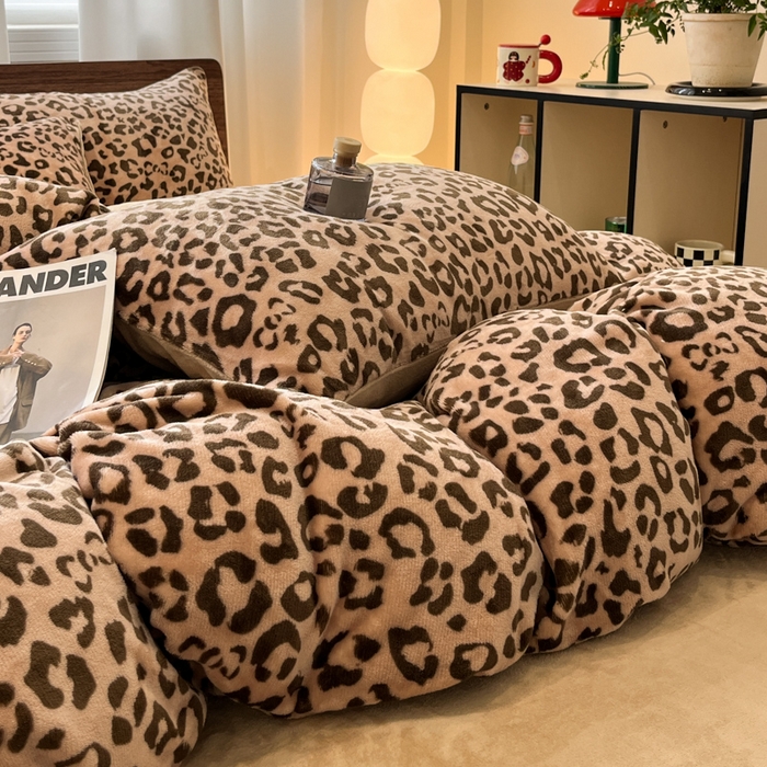 91家纺网 家纺一手货源 找家纺 桃子家居 2025新款A类ins简约奢尚渐变复古格子加厚牛奶绒四件套 绒-豹纹咖