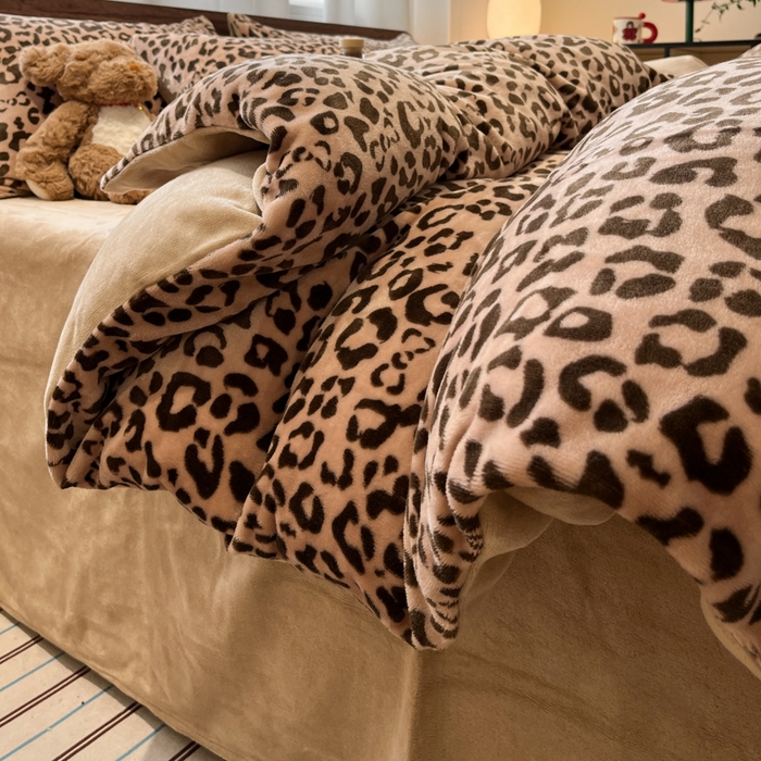 91家纺网 家纺一手货源 找家纺 桃子家居 2025新款A类ins简约奢尚渐变复古格子加厚牛奶绒四件套 绒-豹纹咖