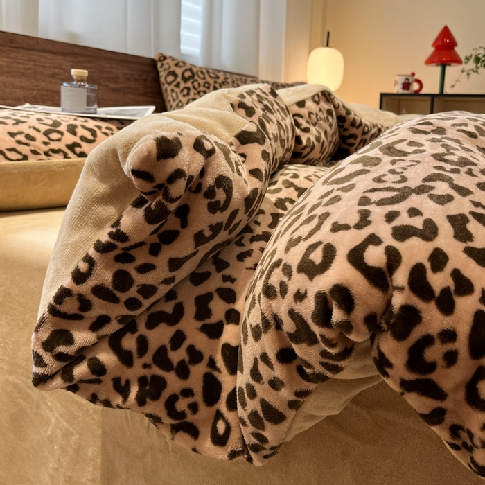 91家纺网 家纺一手货源 找家纺 桃子家居 2025新款A类ins简约奢尚渐变复古格子加厚牛奶绒四件套 绒-豹纹咖