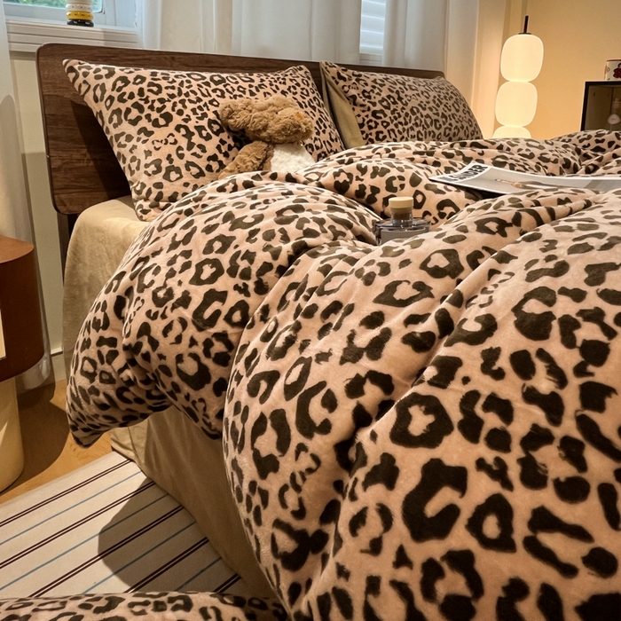 91家纺网 家纺一手货源 找家纺 桃子家居 2025新款A类ins简约奢尚渐变复古格子加厚牛奶绒四件套 绒-豹纹咖