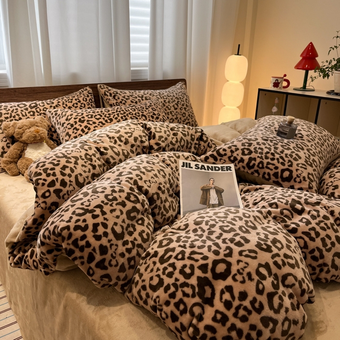 91家纺网 家纺一手货源 找家纺 桃子家居 2025新款A类ins简约奢尚渐变复古格子加厚牛奶绒四件套 绒-豹纹咖