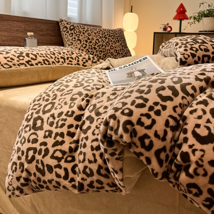 91家纺网 家纺一手货源 找家纺 桃子家居 2025新款A类ins简约奢尚渐变复古格子加厚牛奶绒四件套 绒-豹纹咖