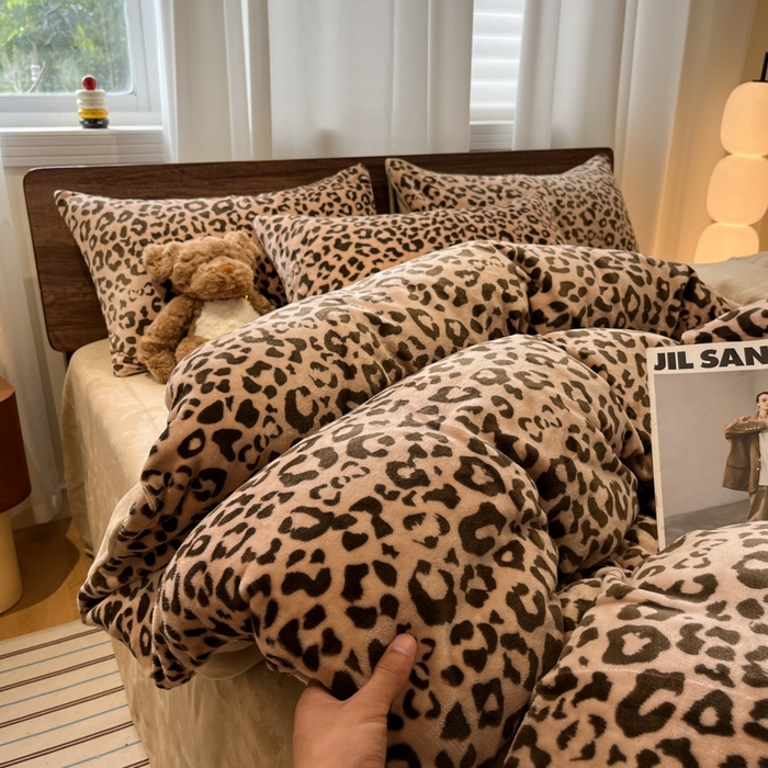 91家纺网 家纺一手货源 找家纺 桃子家居 2025新款A类ins简约奢尚渐变复古格子加厚牛奶绒四件套 绒-豹纹咖