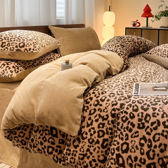 91家纺网 家纺一手货源 找家纺 桃子家居 2025新款A类ins简约奢尚渐变复古格子加厚牛奶绒四件套 绒-豹纹咖