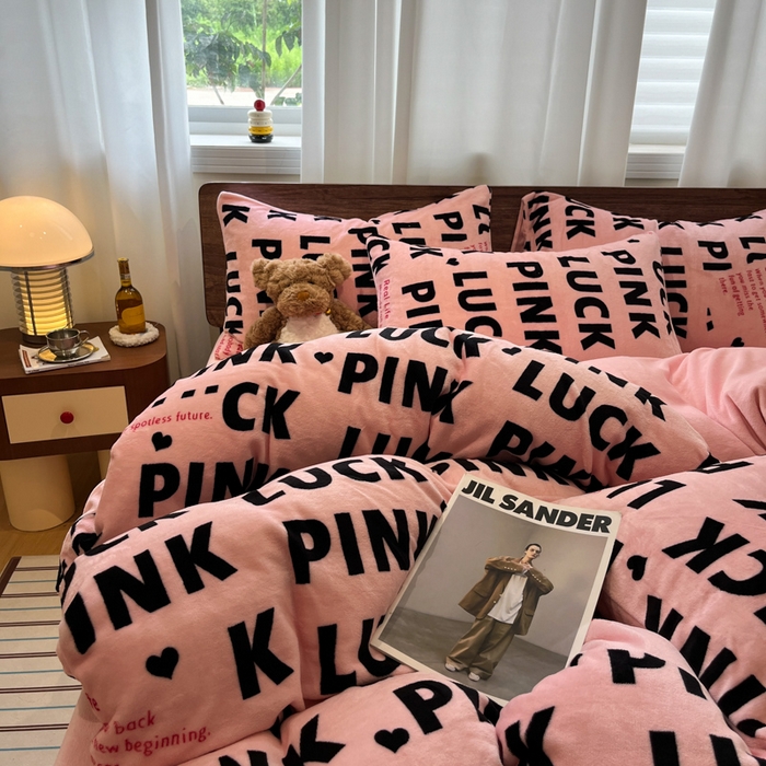 91家纺网 家纺一手货源 找家纺 桃子家居 2025新款A类ins简约奢尚渐变复古格子加厚牛奶绒四件套 绒-拉卡粉