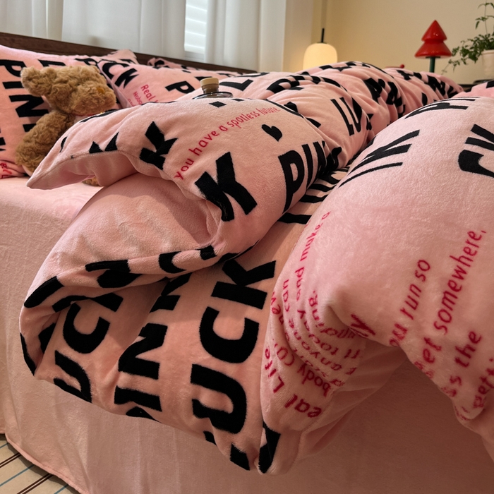 91家纺网 家纺一手货源 找家纺 桃子家居 2025新款A类ins简约奢尚渐变复古格子加厚牛奶绒四件套 绒-拉卡粉