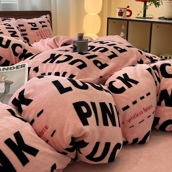 91家纺网 家纺一手货源 找家纺 桃子家居 2025新款A类ins简约奢尚渐变复古格子加厚牛奶绒四件套 绒-拉卡粉