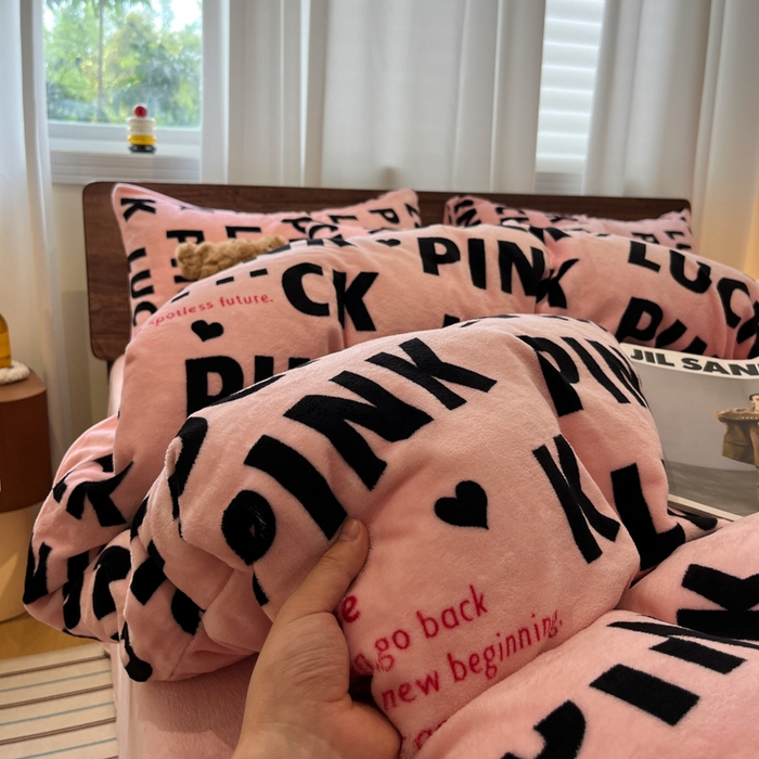 91家纺网 家纺一手货源 找家纺 桃子家居 2025新款A类ins简约奢尚渐变复古格子加厚牛奶绒四件套 绒-拉卡粉