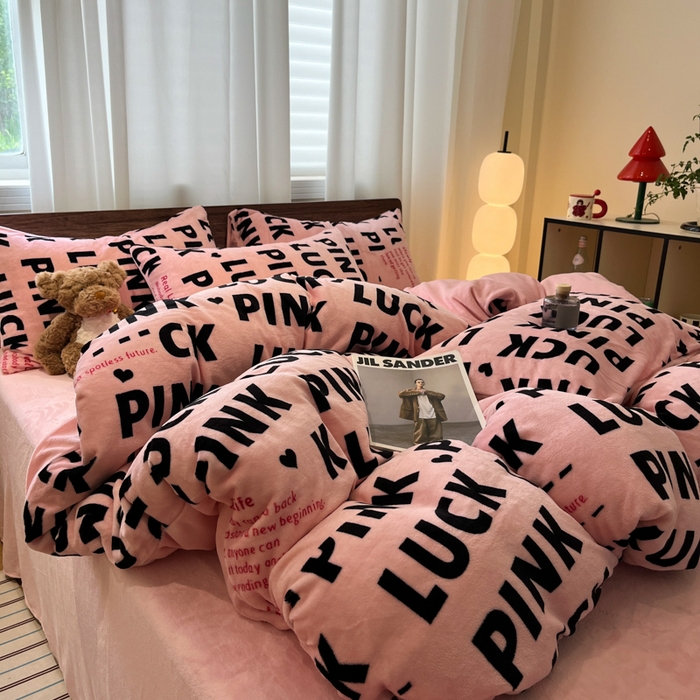 91家纺网 家纺一手货源 找家纺 桃子家居 2025新款A类ins简约奢尚渐变复古格子加厚牛奶绒四件套 绒-拉卡粉