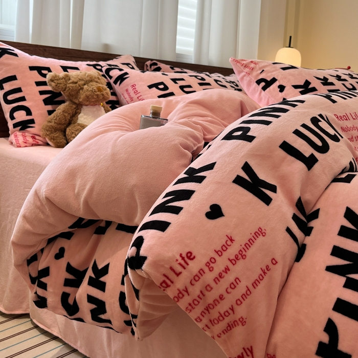 91家纺网 家纺一手货源 找家纺 桃子家居 2025新款A类ins简约奢尚渐变复古格子加厚牛奶绒四件套 绒-拉卡粉