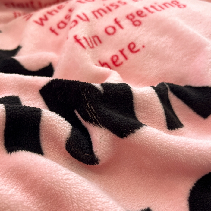 91家纺网 家纺一手货源 找家纺 桃子家居 2025新款A类ins简约奢尚渐变复古格子加厚牛奶绒四件套 绒-拉卡粉