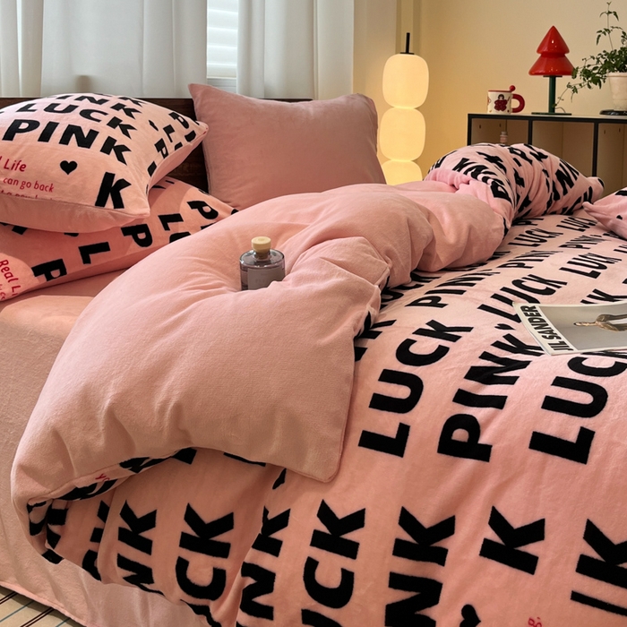 91家纺网 家纺一手货源 找家纺 桃子家居 2025新款A类ins简约奢尚渐变复古格子加厚牛奶绒四件套 绒-拉卡粉