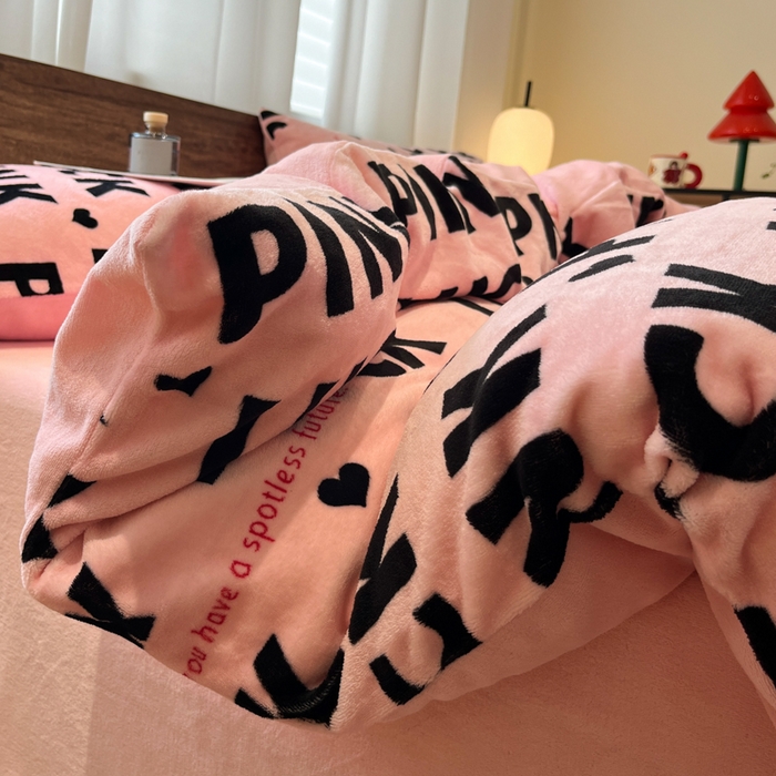 91家纺网 家纺一手货源 找家纺 桃子家居 2025新款A类ins简约奢尚渐变复古格子加厚牛奶绒四件套 绒-拉卡粉