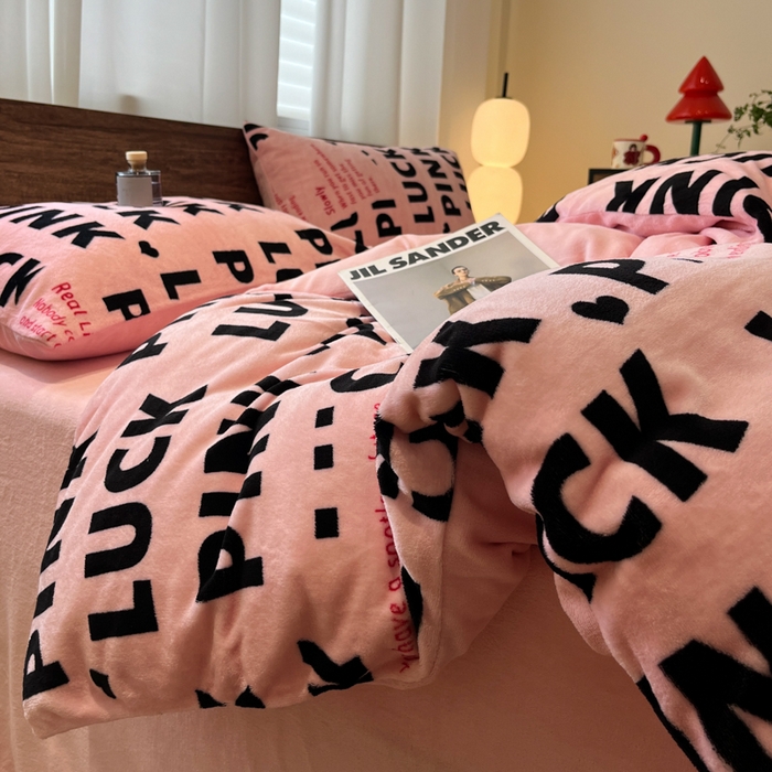 91家纺网 家纺一手货源 找家纺 桃子家居 2025新款A类ins简约奢尚渐变复古格子加厚牛奶绒四件套 绒-拉卡粉