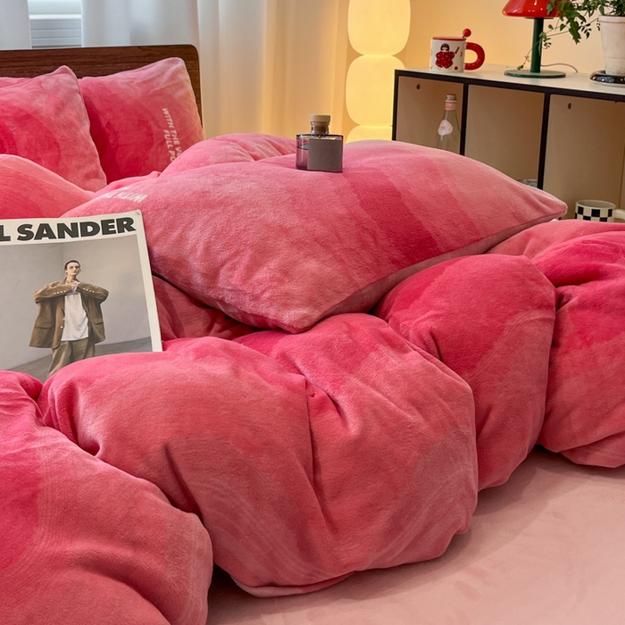 91家纺网 家纺一手货源 找家纺 桃子家居 2025新款A类ins简约奢尚渐变复古格子加厚牛奶绒四件套 绒-暮光粉