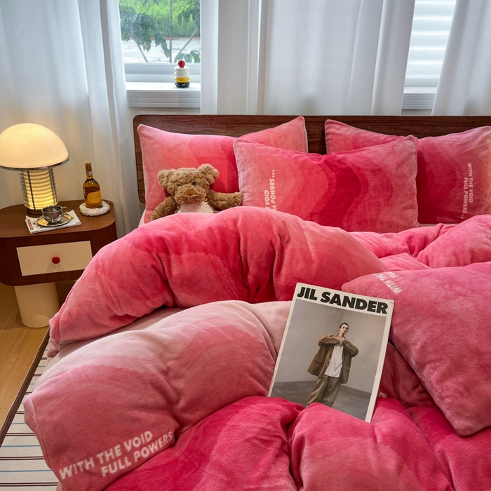 91家纺网 家纺一手货源 找家纺 桃子家居 2025新款A类ins简约奢尚渐变复古格子加厚牛奶绒四件套 绒-暮光粉