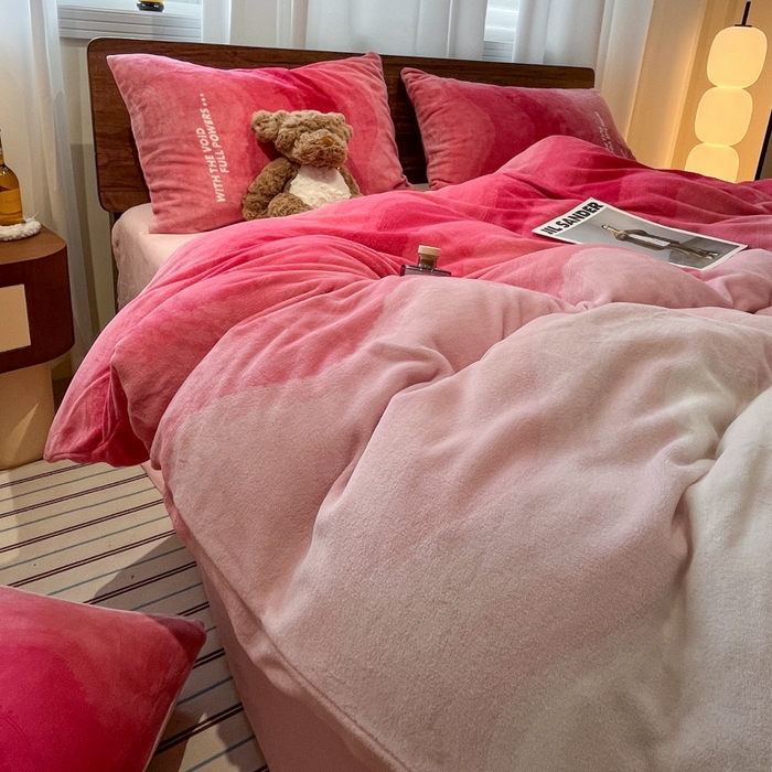 91家纺网 家纺一手货源 找家纺 桃子家居 2025新款A类ins简约奢尚渐变复古格子加厚牛奶绒四件套 绒-暮光粉