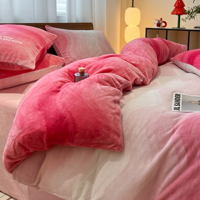 91家纺网 家纺一手货源 找家纺 桃子家居 2025新款A类ins简约奢尚渐变复古格子加厚牛奶绒四件套 绒-暮光粉