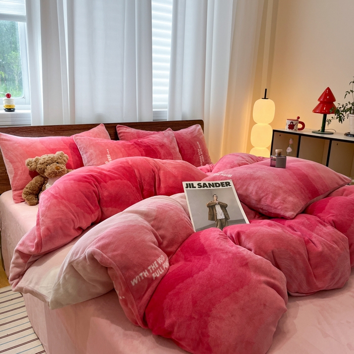 91家纺网 家纺一手货源 找家纺 桃子家居 2025新款A类ins简约奢尚渐变复古格子加厚牛奶绒四件套 绒-暮光粉