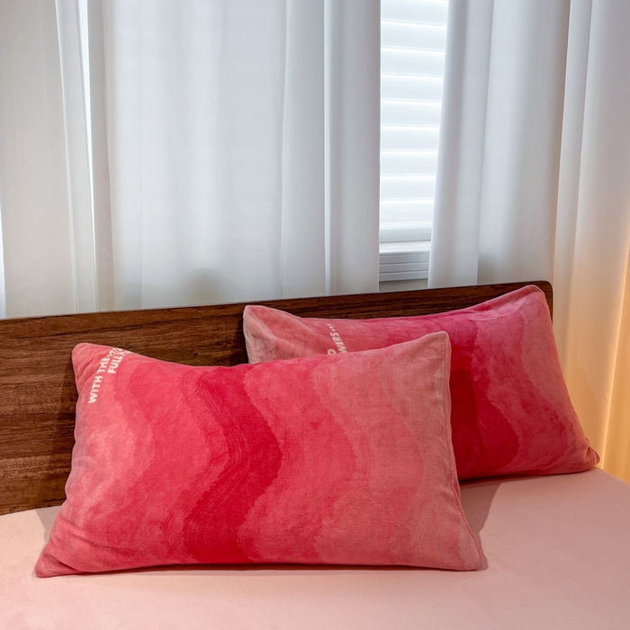 91家纺网 家纺一手货源 找家纺 桃子家居 2025新款A类ins简约奢尚渐变复古格子加厚牛奶绒四件套 绒-暮光粉