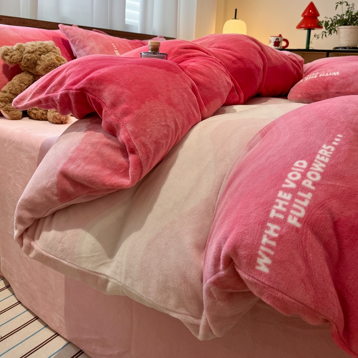 91家纺网 家纺一手货源 找家纺 桃子家居 2025新款A类ins简约奢尚渐变复古格子加厚牛奶绒四件套 绒-暮光粉