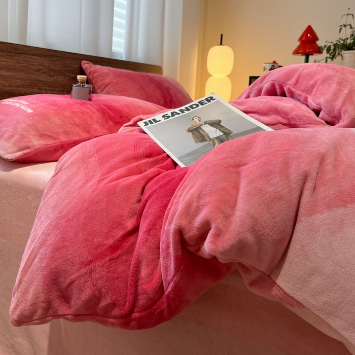 91家纺网 家纺一手货源 找家纺 桃子家居 2025新款A类ins简约奢尚渐变复古格子加厚牛奶绒四件套 绒-暮光粉