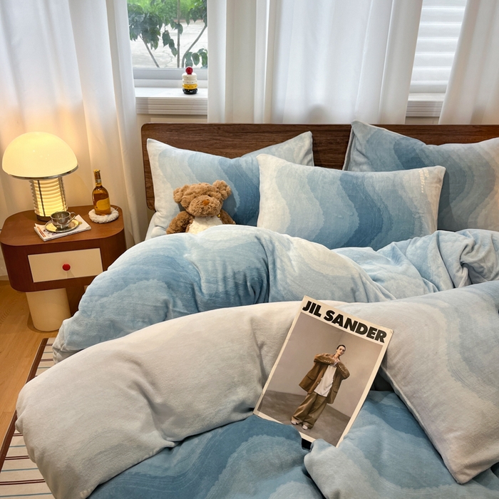 91家纺网 家纺一手货源 找家纺 桃子家居 2025新款A类ins简约奢尚渐变复古格子加厚牛奶绒四件套 绒-暮光蓝