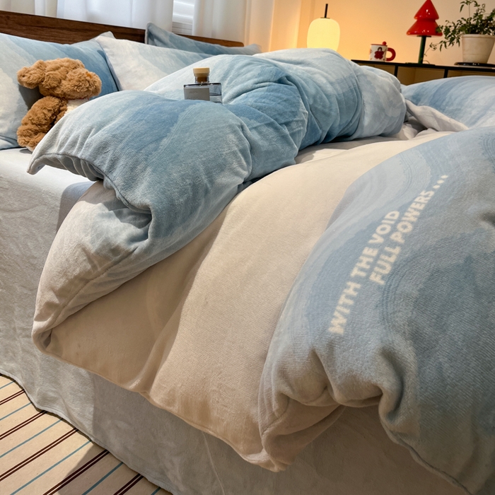 91家纺网 家纺一手货源 找家纺 桃子家居 2025新款A类ins简约奢尚渐变复古格子加厚牛奶绒四件套 绒-暮光蓝