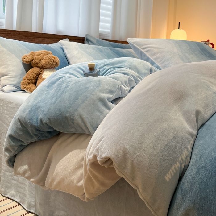 91家纺网 家纺一手货源 找家纺 桃子家居 2025新款A类ins简约奢尚渐变复古格子加厚牛奶绒四件套 绒-暮光蓝