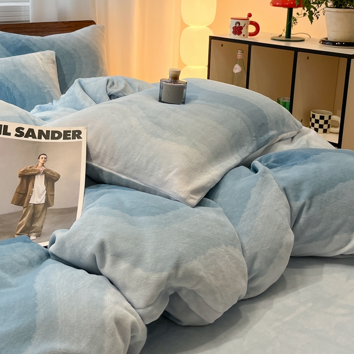 91家纺网 家纺一手货源 找家纺 桃子家居 2025新款A类ins简约奢尚渐变复古格子加厚牛奶绒四件套 绒-暮光蓝