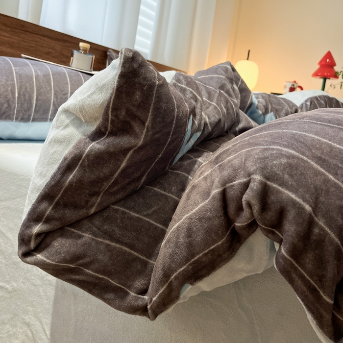 91家纺网 家纺一手货源 找家纺 桃子家居 2025新款A类ins简约奢尚渐变复古格子加厚牛奶绒四件套 绒-奢尚派