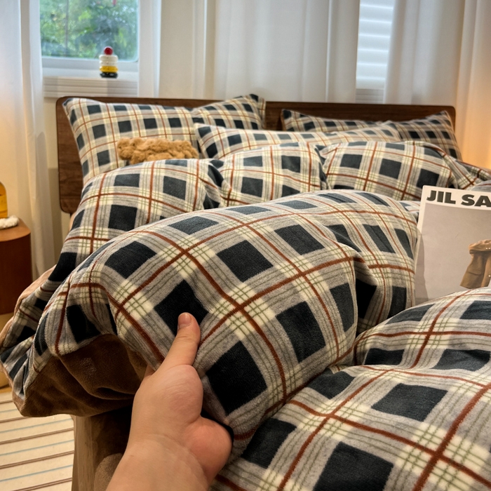 91家纺网 家纺一手货源 找家纺 桃子家居 2025新款A类ins简约奢尚渐变复古格子加厚牛奶绒四件套 绒-苏格蓝棕