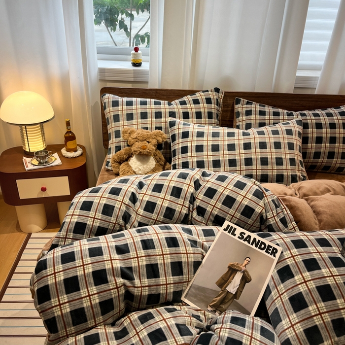 91家纺网 家纺一手货源 找家纺 桃子家居 2025新款A类ins简约奢尚渐变复古格子加厚牛奶绒四件套 绒-苏格蓝棕