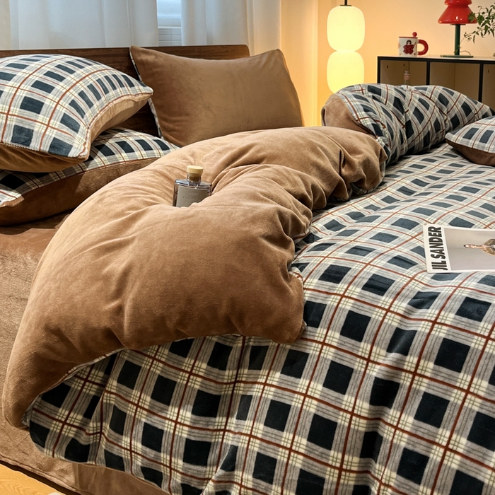 91家纺网 家纺一手货源 找家纺 桃子家居 2025新款A类ins简约奢尚渐变复古格子加厚牛奶绒四件套 绒-苏格蓝棕